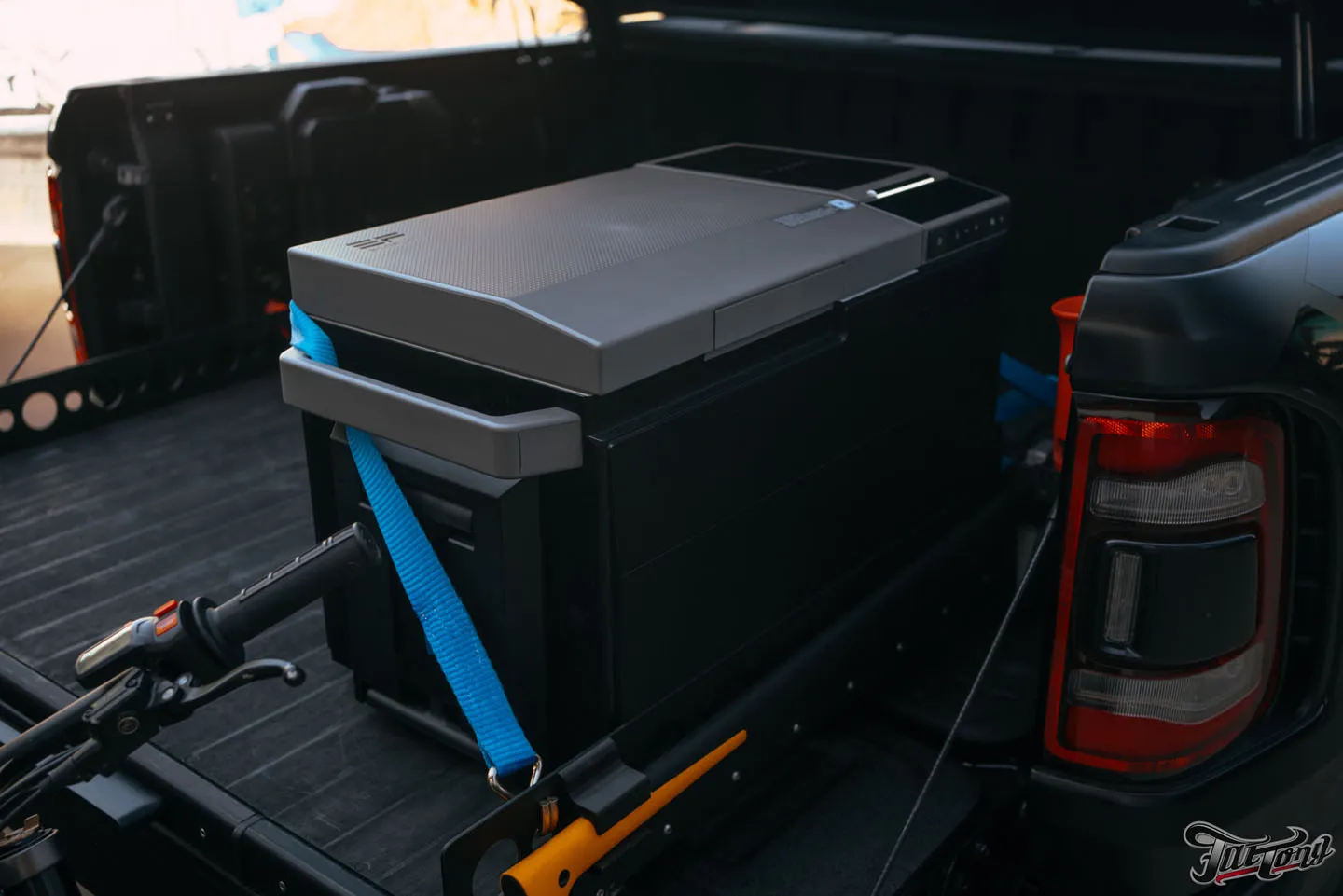 Разработали и установили крышку багажника и выдвижную платформу на RAM TRX постоянного гостя! Часть 2: как выглядит итог + багажник Thule, мотохвост и другие доработки
